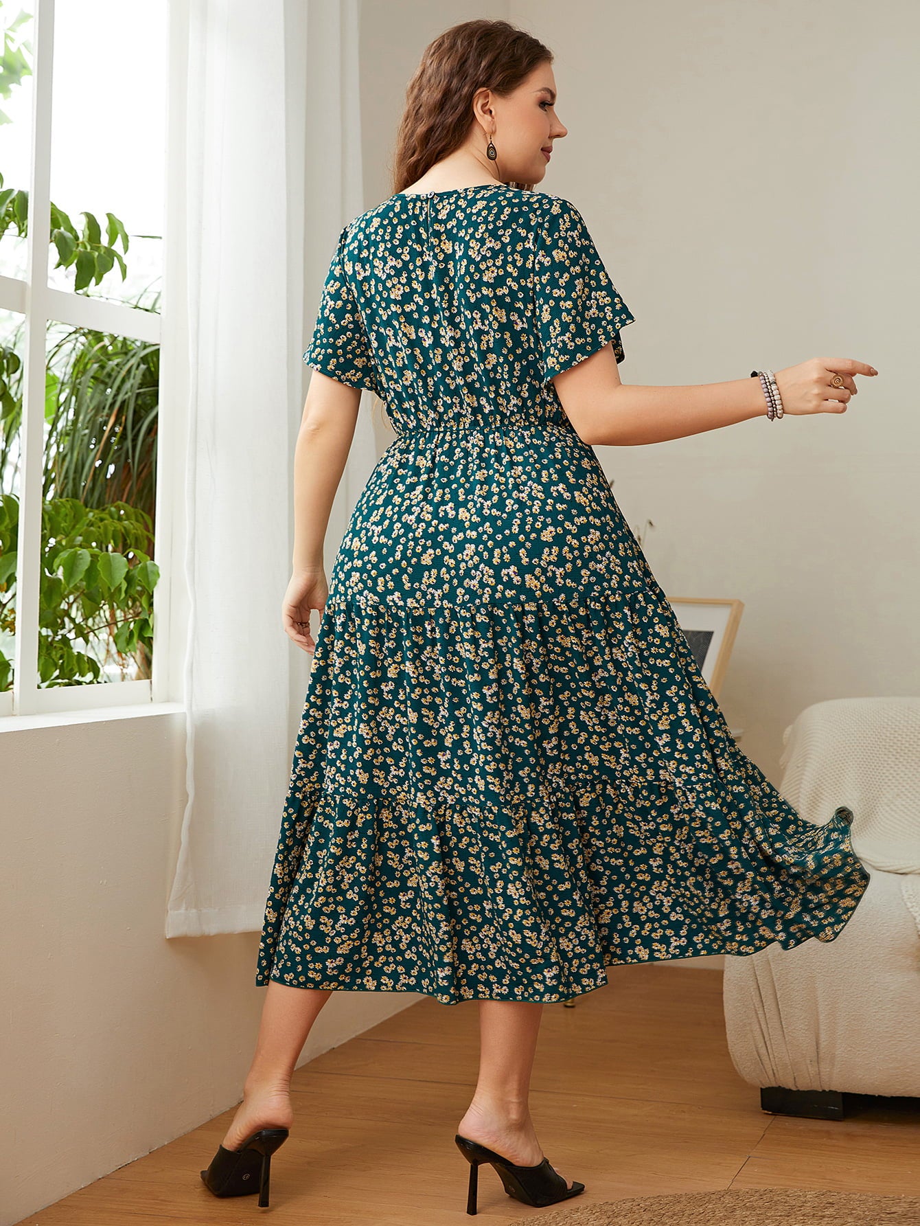 Plus Size Floral Round Neck Short Sleeve Midi Dress